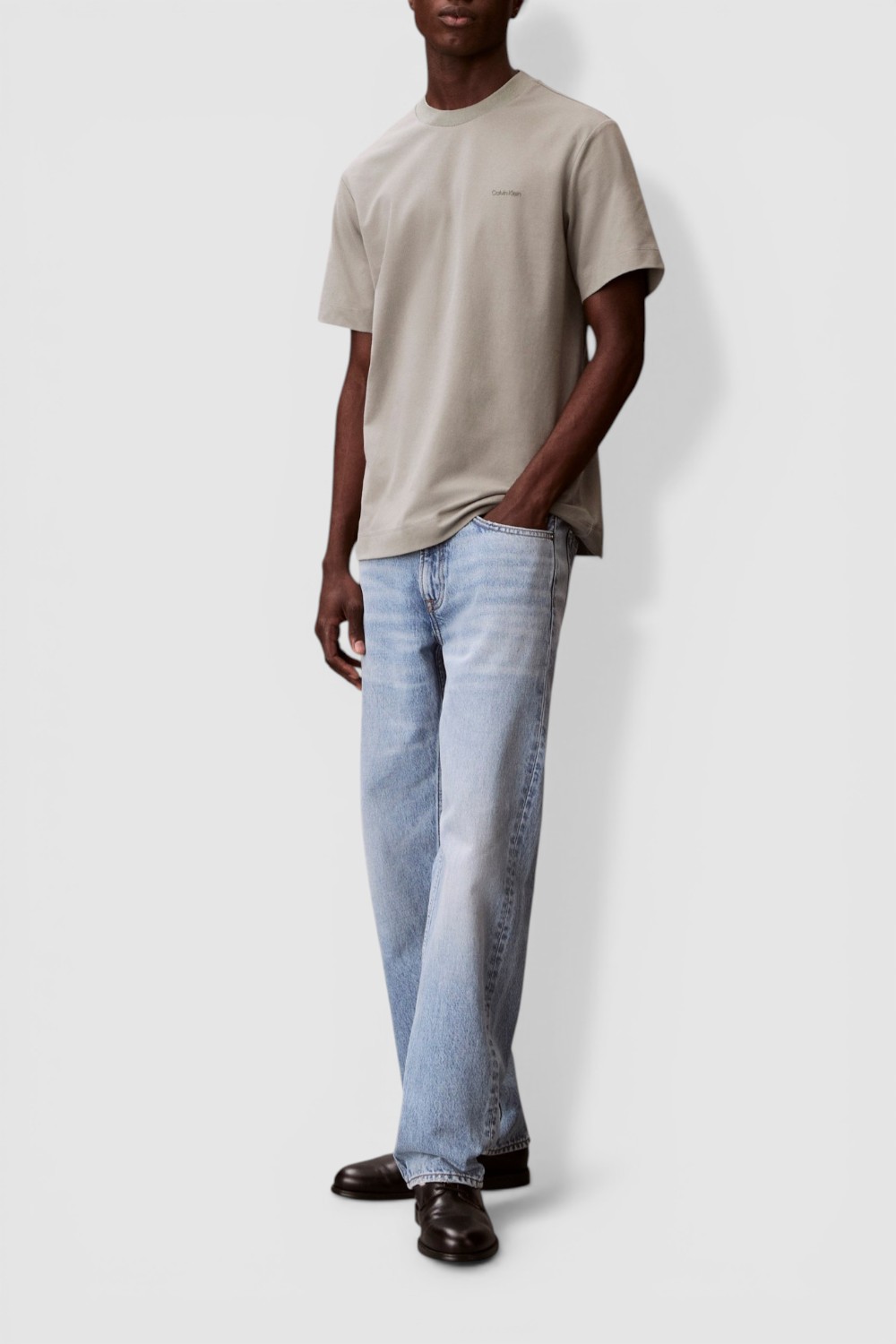 תמונת כל הלוק של חולצת טי בגזרה ישרה